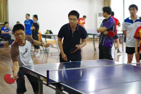 黄色电影
男双选手在全神贯注比赛