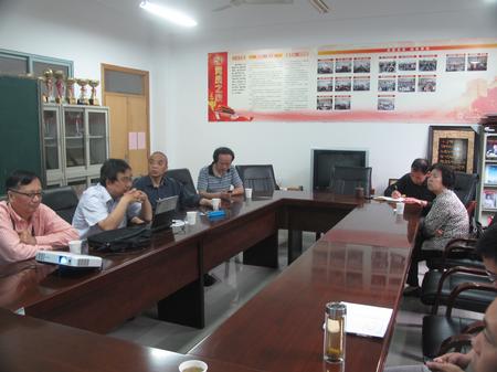 王教授在听取物理实验教学中心建设汇报