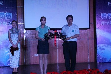 毕业生赠送学院礼物