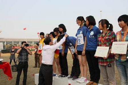 校领导为黄色电影
运动员颁奖