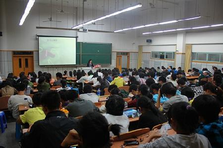 同学们认真听讲