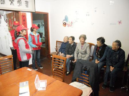 3-志愿者们与老人们闲话家常