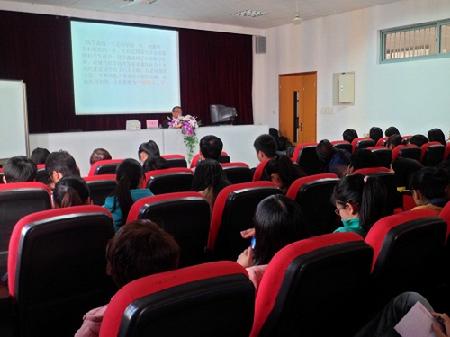 学生们认真听讲