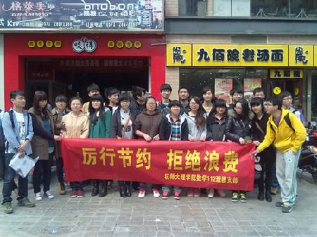 深入社区开展活动