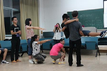 新生在做游戏 新生在做游戏