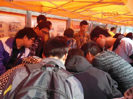 围在一起积极参与修理过程 围在一起积极参与修理过程