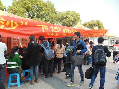 很多人都带了电脑过来修理 很多人都带了电脑过来修理