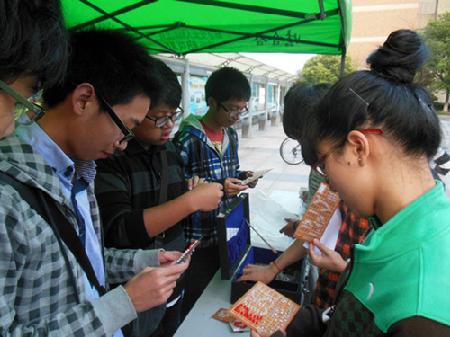 社团成员在看参赛人员的作品 社团成员在看参赛人员的作品