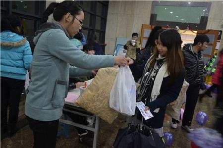 发放冬日送温暖物资