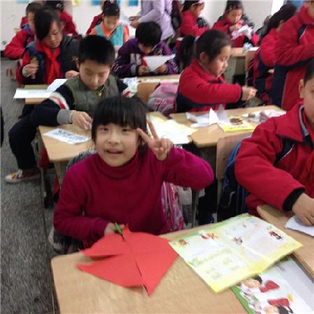 在拍我，赶紧摆个poss，比个剪刀手