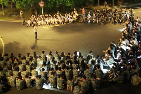 2014年新生军训-备战大合唱比赛