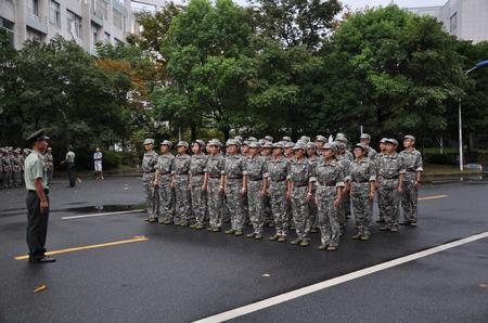 2014年新生军训-紧张训练中1