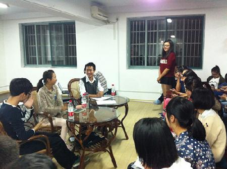 同学与嘉宾积极地互动