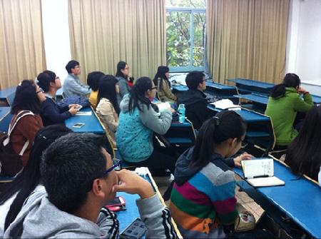 认真倾听、记录的摄影爱好者们