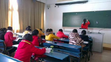 梅方玲同学耐心讲解