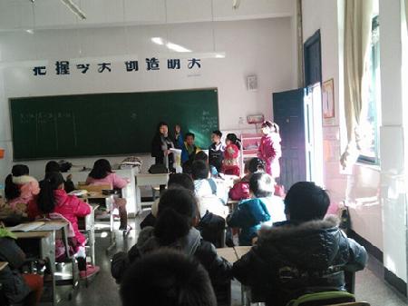 讲师与小朋友们台上欢乐互动