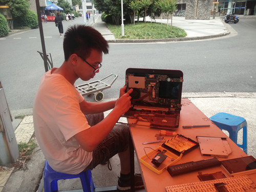 副会蒋开荣在维修电脑