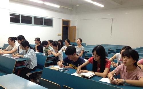 党员同志们在认真做笔记