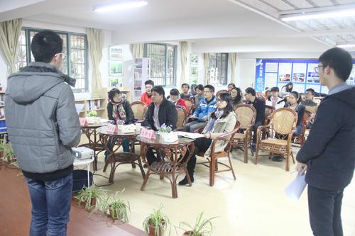 评委对参赛选手作品进行点评