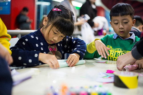 认真做手工的小朋友