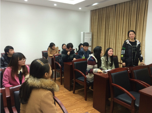 党员同志们进行交流发言