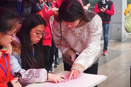 选手和工作人员沟通