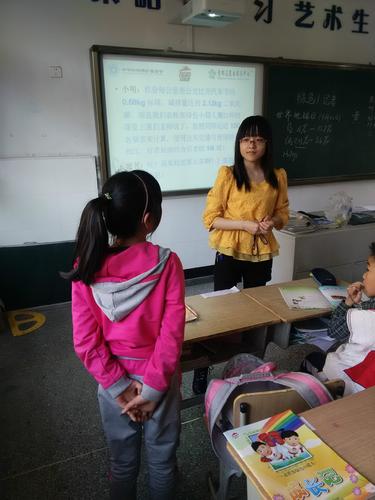 老师和小朋友互动