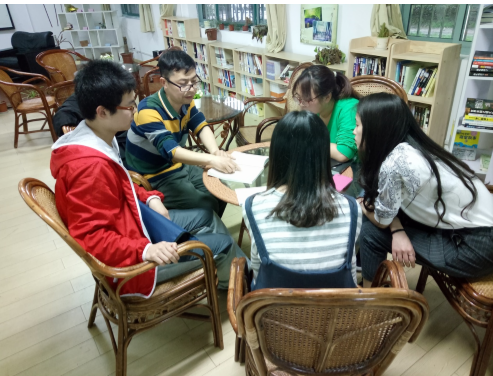 朱老师在辅导学生