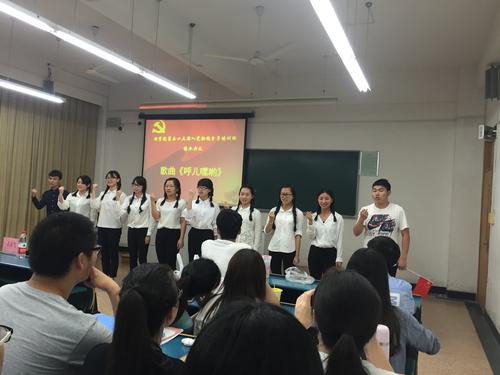 学员们进行歌曲表演