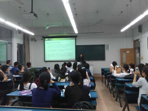 学生党支部负责人进行入党知识讲解