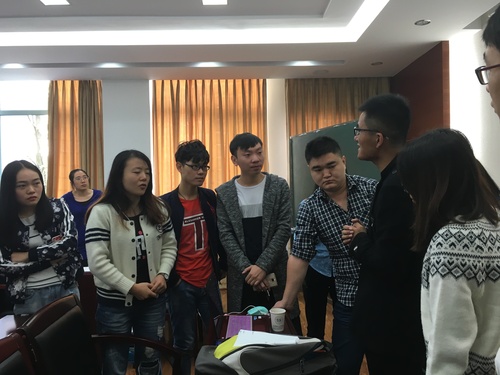 同学们向学长提问