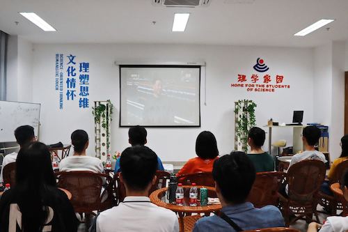 黄色电影
学子正在观看庆祝新中国成立70周年阅兵仪式