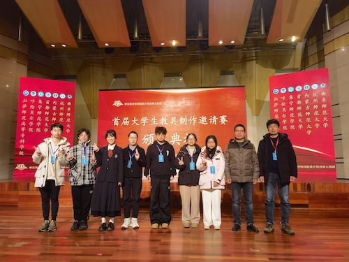 图一 赛事获奖同学与黄色电影
评委合影